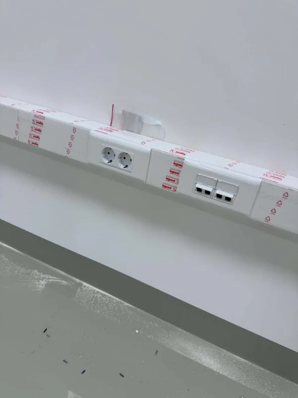 Kábelcsatorna aljzatokkal és adatpontokkal