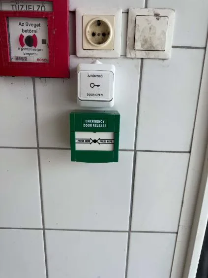 Tűzjelző kézi jelzésadó és ajtónyitó